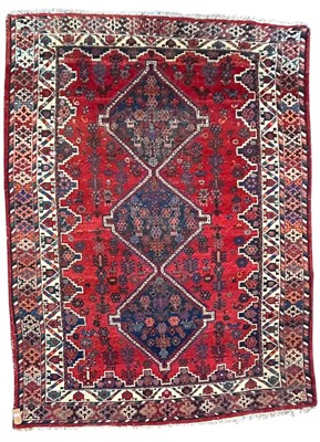 Lot 481 - 20TH CENTURY PERSIAN ISLAMIC SHIRAZ QASHQAI WOOL CARPET RUG