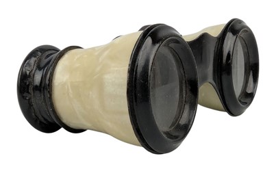 Lot 112 - PAIR OF VINTAGE / RETRO MOTHER OF PEARL OPERA THEATRE GLASSES