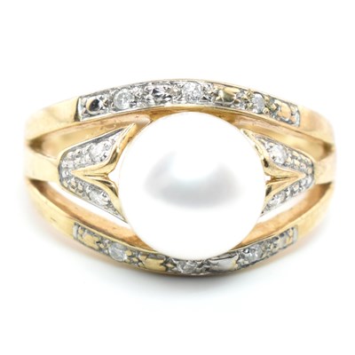 Lot 226 - HALLMARKED 9CT GOLD PEARL & DIAMOND GOLD RING