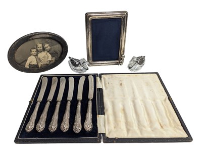 Lot 152 - CASED GEORGE V SILVER HANDLED FRUIT KNIVES & PAIR OF SWAN SALTS