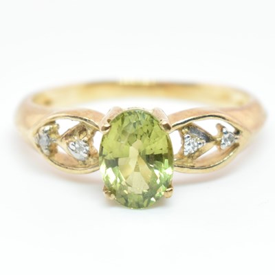 Lot 313 - 9CT GOLD GREEN SAPPHIRE & DIAMOND RING