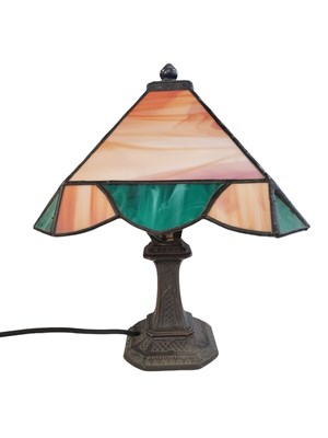 Lot 336 - 20TH CENTURY TIFFANY STYLE READING DESK TABLE TOP LAMP
