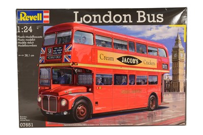 Lot 470 - MODEL KITS - REVELL 1/24 SCALE LONDON BUS - SEALED