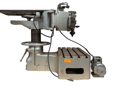 Lot 202 - 20TH CENTURY VINTAGE TAYLOR-HOBSON MODEL A ENGRAVING MACHINE AND PLATES