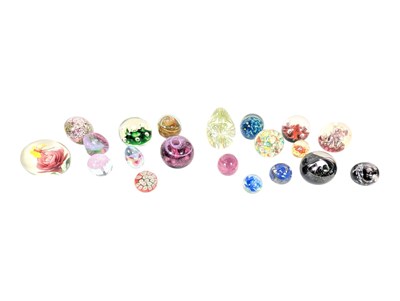 Lot 60 - COLLECTION OF 20TH CENTURY STUDIO GLASS PAPER WEIGHTS
