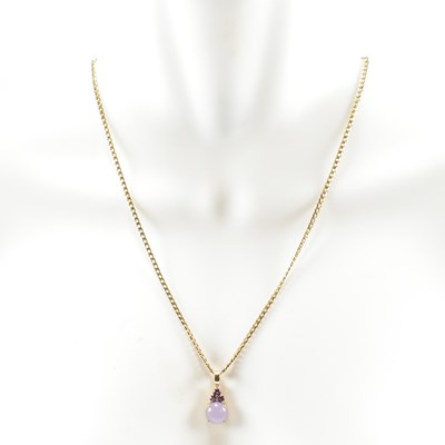 Lot 162 - LAVENDER JADE & AMETHYST PENDANT ON 9CT GOLD CHAIN NECKLACE