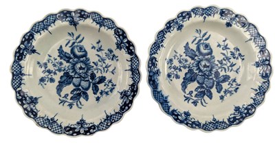 Lot 116 - PAIR OF 18TH CENTURY CIRCA 1770 WORCESTER BLUE & WHITE SCALLOPED EDGE PINE CONE PLATES