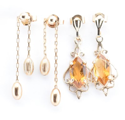 Lot 264 - PAIR OF 9CT GOLD & CITRINE PENDANT EARRINGS & ITALIAN HALLMARKED 9CT GOLD CHAIN PENDANT EARRINGS