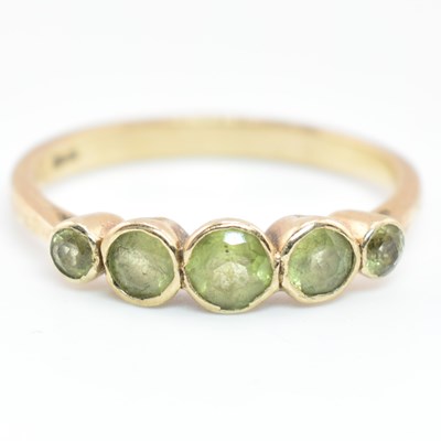 Lot 323 - HALLMARKED 9CT GOLD & PERIDOT FIVE STONE RING