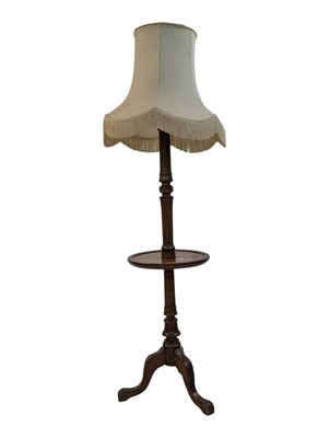 Lot 939 - EARLY 20TH CENTURY CIRCA 1920S MAHOGANY STANDARD LAMP