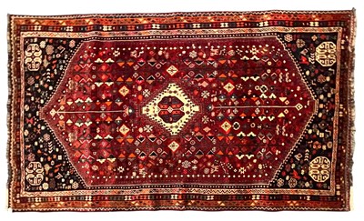 Lot 376 - EARLY 20TH CENTURY HAND WOVEN WOOL PERSIAN ISLAMIC QASHQAI FLOOR CARPET RUG