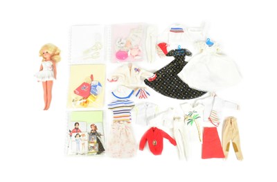 Lot 727 - SINDY - VINTAGE PEDIGREE SINDY DOLL & CLOTHING