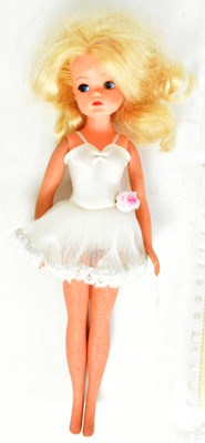Lot 727 - SINDY - VINTAGE PEDIGREE SINDY DOLL & CLOTHING