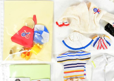 Lot 727 - SINDY - VINTAGE PEDIGREE SINDY DOLL & CLOTHING
