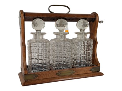 Lot 17 - EARLY 20TH CENTURY OAK & CUT GLASS TANTALUS DECANTER