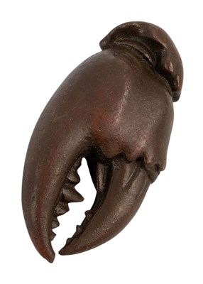 Lot 92 - VINTAGE CHINESE / JAPANESE BRONZE AMULET IN THE FORM OF A CRAB CLAW