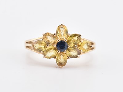 Lot 369 - HALLMARKED 9CT GOLD & SAPPHIRE CLUSTER RING