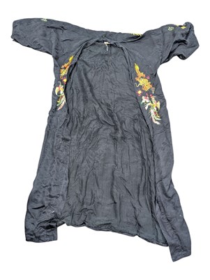 Lot 222 - 1960S VINTAGE CHINESE EMBROIDERED SILK KIMONO / WRAP