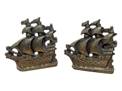Lot 212 - A PAIR OF 20TH CENTURY BRASS A GALLEON 1558-1603 SAILING WARSHIP BOOKENDS