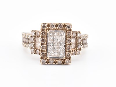 Lot 270 - HALLMARKED 9CT GOLD WHITE & CHAMPAGNE CLUSTER RING