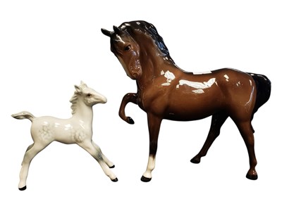 Lot 33 - BESWICK - 20TH CENTURY PORCELAIN HORSE AND FOAL FIGURES