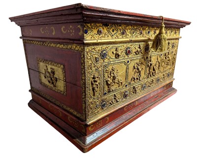 Lot 155 - AN EARLY 20TH CENTURY BURMESE WOODEN LACQUERED STORAGE CHEST 缅甸实木箱