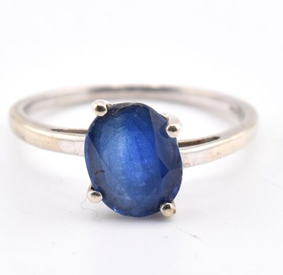 Lot 460 - HALLMARKED 9CT WHITE GOLD & HIMALAYAN KYANITE RING