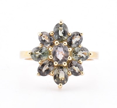 Lot 380 - HALLMARKED 9CT GOLD TUNDURU COLOUR CHANGE SAPPHIRE CLUSTER RING