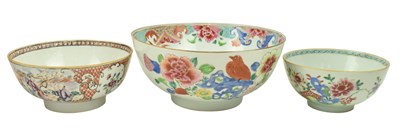 Lot 127 - 18TH CENTURY QING DYNASTY FAMILLE ROSE FLORAL BOWL 清乾隆粉彩花鸟盌