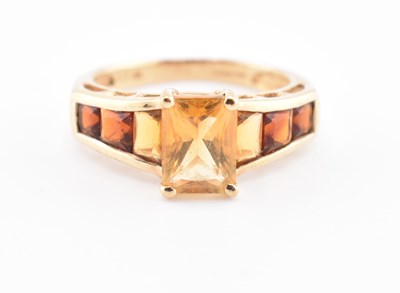 Lot 441 - HALLMARKED 9CT GOLD CITRINE & GARNET SEVEN STONE RING