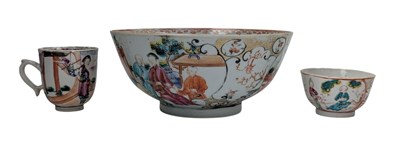 Lot 102 - QING DYNASTY CANTON FAMILLE ROSE PORCELAIN FIGURINE BOWL 清 十八世纪出口外销盌