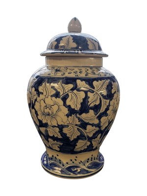 Lot 79 - LARGE CHINESE EXPORT WARE BLUE & WHITE LIDDED GINGER JAR