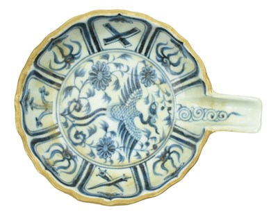 Lot 77 - YUAN OR LATER BLUE AND WHITE "PHOENIX" YI 元或以后 青花 凤纹匜