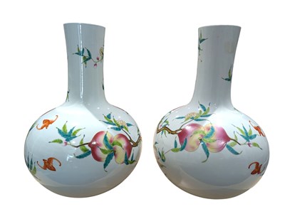 Lot 29 - PAIR OF LARGE 2OTH CENTURY REPUBLIC 'NINE PEACHES' TIANQIUPING 20世纪九桃天球瓶一对