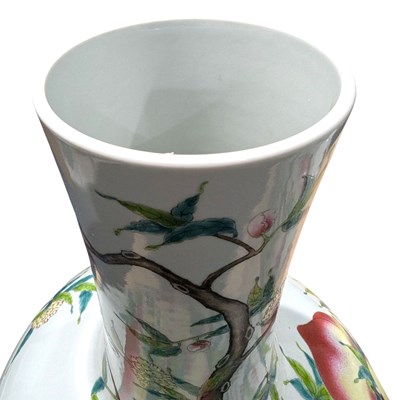 Lot 29 - PAIR OF LARGE 2OTH CENTURY REPUBLIC 'NINE PEACHES' TIANQIUPING 20世纪九桃天球瓶一对