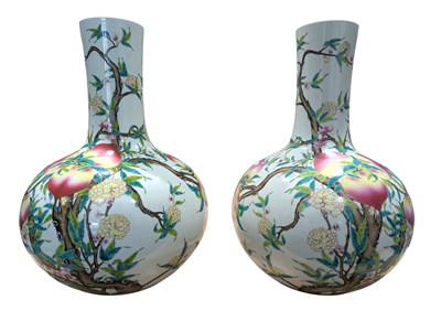 Lot 29 - PAIR OF LARGE 2OTH CENTURY REPUBLIC 'NINE PEACHES' TIANQIUPING 20世纪九桃天球瓶一对