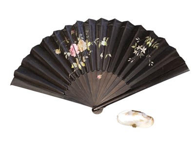 Lot 283 - EARLY 20TH CENTURY EBONY HAND PAINTED FAN AND MOTHER OF PEARL PURSE