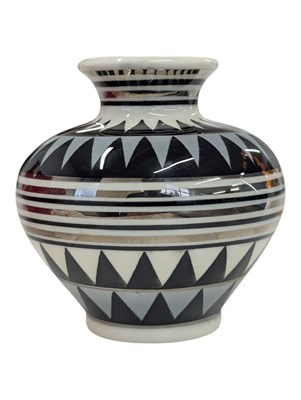 Lot 99 - PLANT & TINSLEY PRODUCTION - MOORLAND VINTAGE 20TH CENTURY STUDIO ART VASE