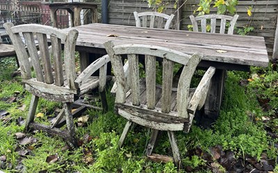 Lot 615 - WOODEN RECTANGULAR PUB GARDEN OUTDOOR TABLE WITH FOUR CARVER CHAIRS