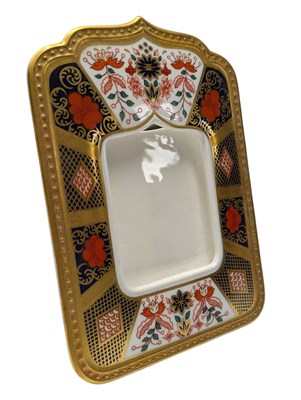 Lot 11 - ROYAL CROWN DERBY - 1128 OLD IMARI GILT BORDER FINE BONE CHINA FRAME