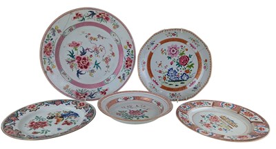 Lot 131 - FIVE 18TH CENTURY QING DYNASTY FAMILLE ROSE CHARGERS