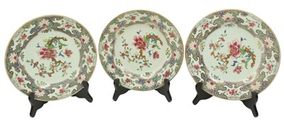 Lot 5 - THREE QING YONGZHENG FAMILLE ROSE CHARGERS 清 雍正粉彩出口盘三件