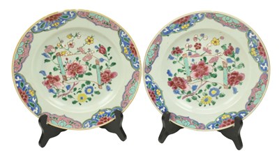 Lot 64 - PAIR OF QING DYNASTY FAMILLE ROSE EXPORT CHARGERS