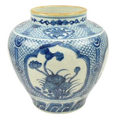 Lot 87 - QING DYNASTY / REPUBLIC ERA BLUE & WHITE JAR 清/民国青花莲花纹罐