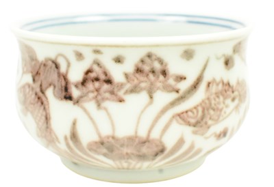 Lot 95 - MING XUANDE STYLE UNDERGLAZED RED FISH & ALGAE TEA BOWL