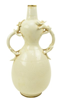 Lot 72 - NORTHERN SONG DINGYAO STYLE DOUBLE GOURD VASE 北宋定窑葫芦瓶