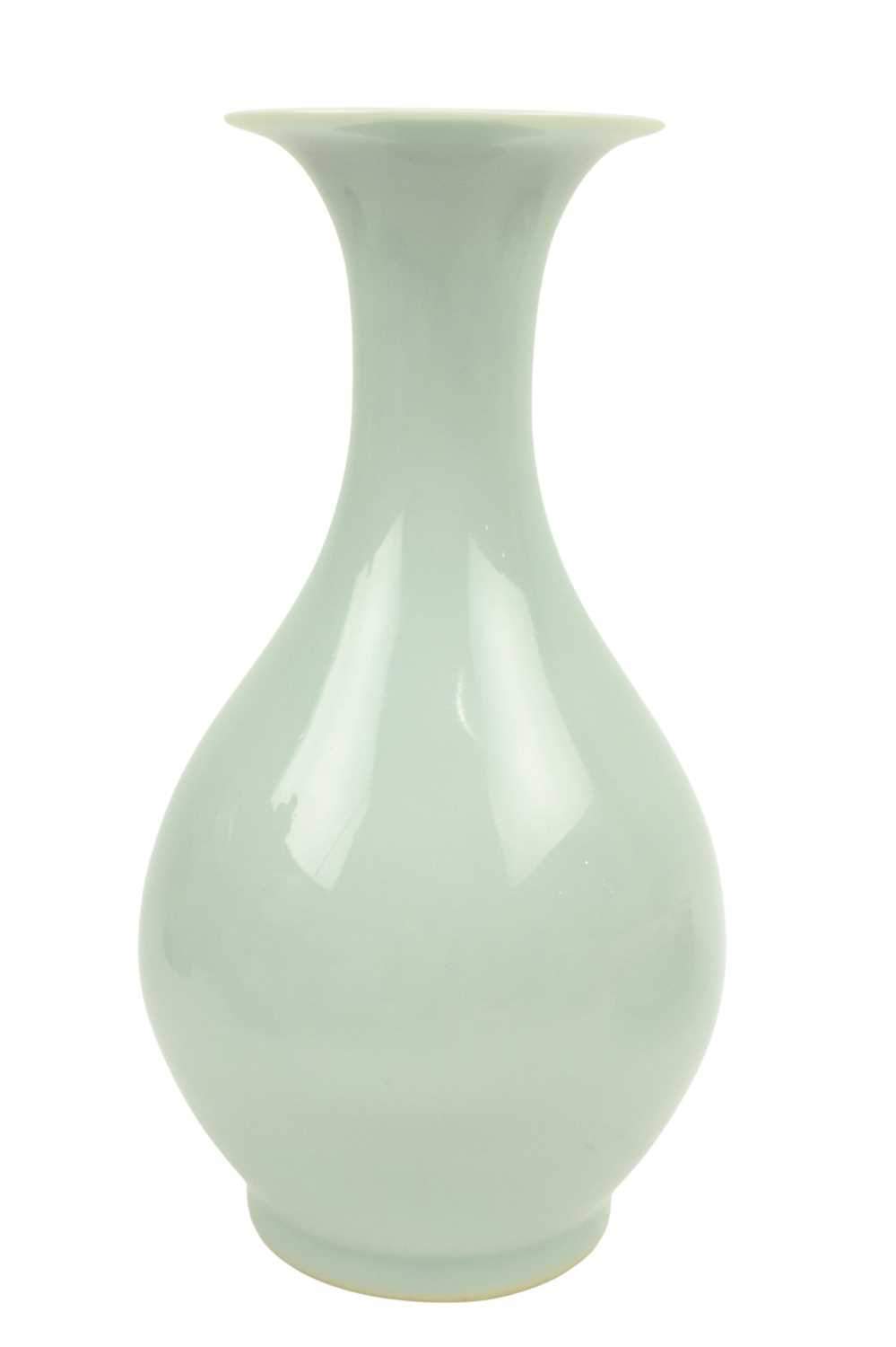 Lot 8 - QING DYNASTY CELADON GLAZED YUHUHCHUN VASE 清 天蓝釉玉壶春瓶