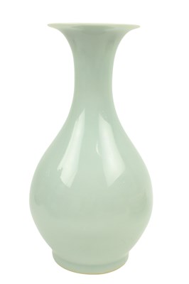 Lot 8 - QING DYNASTY CELADON GLAZED YUHUHCHUN VASE 清 天蓝釉玉壶春瓶