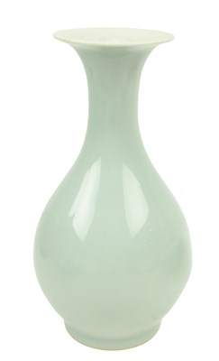 Lot 8 - QING DYNASTY CELADON GLAZED YUHUHCHUN VASE 清 天蓝釉玉壶春瓶