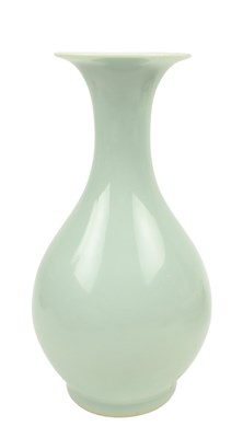 Lot 8 - QING DYNASTY CELADON GLAZED YUHUHCHUN VASE 清 天蓝釉玉壶春瓶